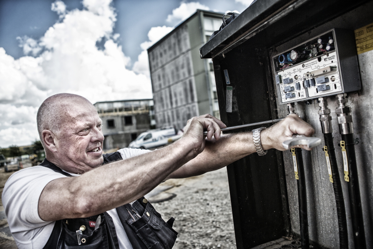 YouSee tekniker på byggeplads - Til Billedarkiv Dansk Metal