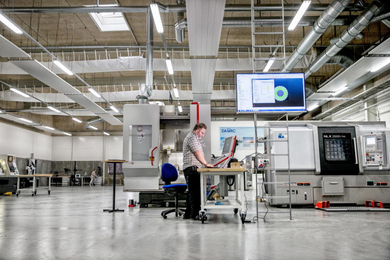 DAMRC research Center i Herning - Tekniker Jan igang med maskinerne